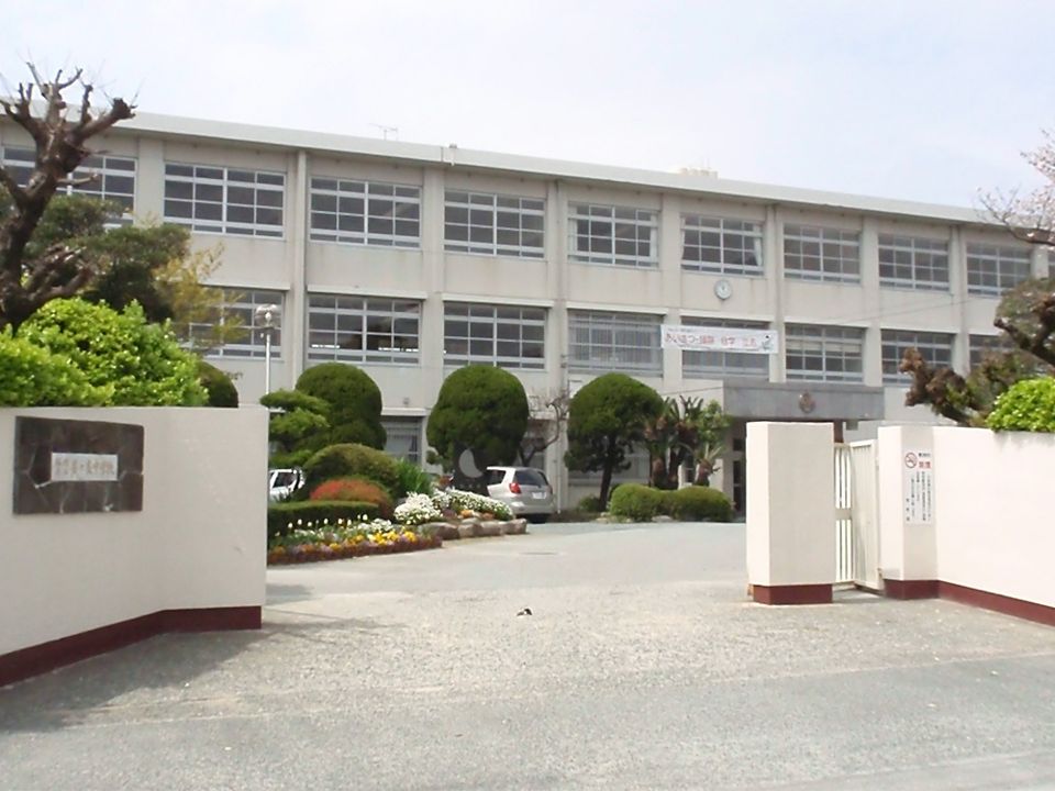 近くの多々良中学校まで400m(徒歩5分)