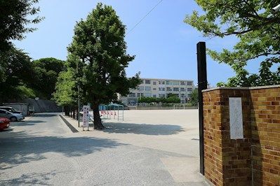 近くの福岡市立香住丘小学校まで673m(徒歩9分)