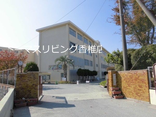 近くの福岡市立多々良中央中学校まで899m(徒歩12分)