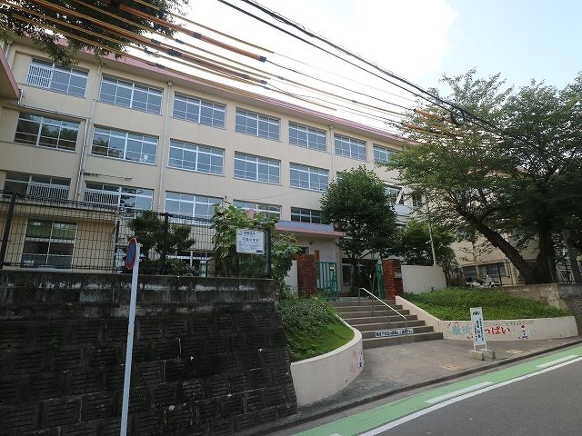 近くの福岡市立平尾小学校まで641m(徒歩9分)