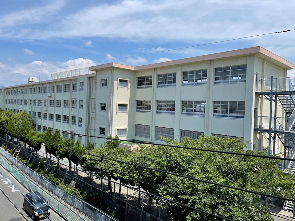 近くの福岡市立曰佐小学校まで677m(徒歩9分)