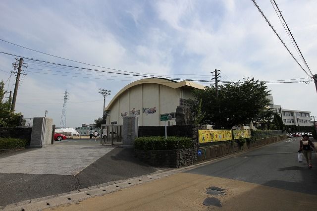 近くの新宮町立新宮小学校まで921m（徒歩12分）