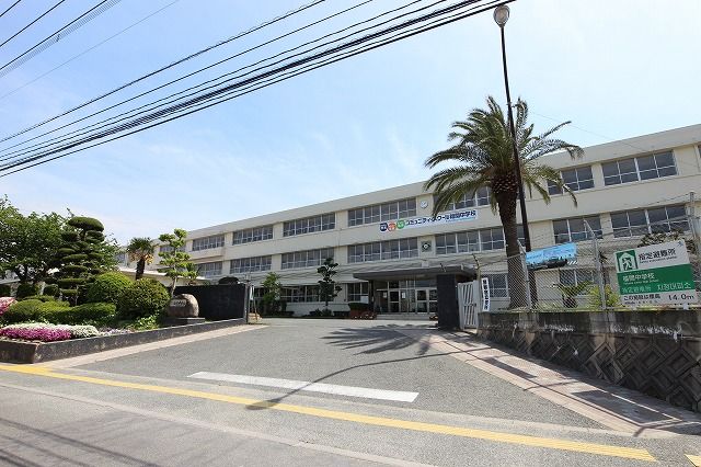 近くの福津市立福間中学校まで1,314m（徒歩17分）