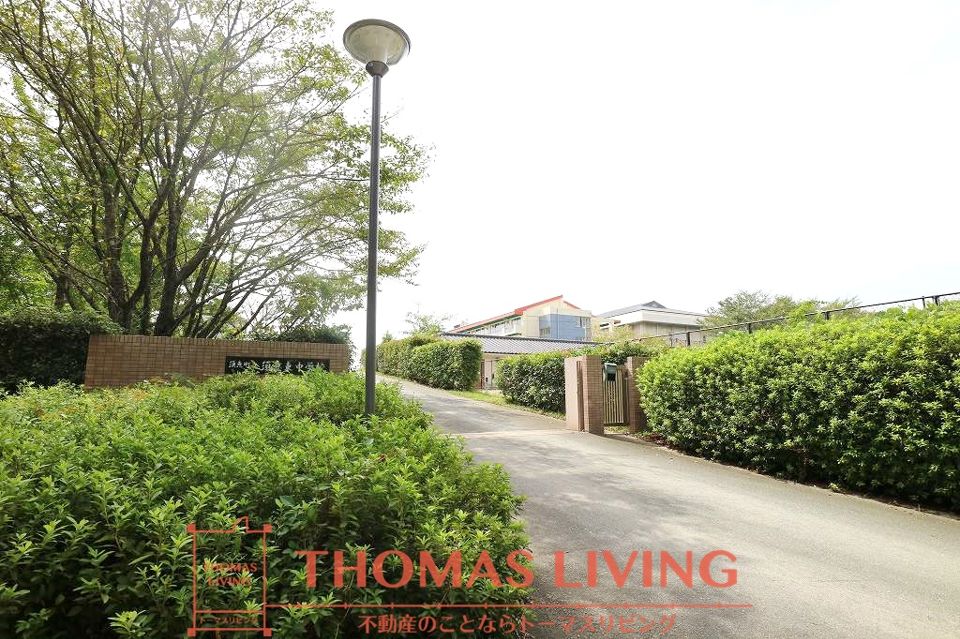 近くの須恵町立須恵東中学校まで1,300m（徒歩17分）