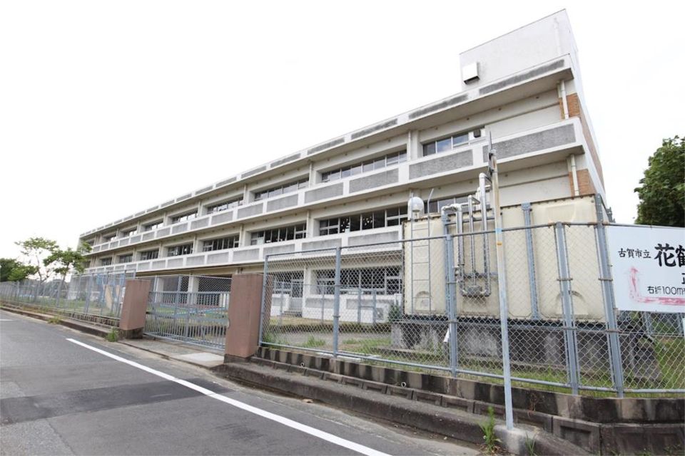 近くの古賀市立花鶴小学校まで687m(徒歩9分)