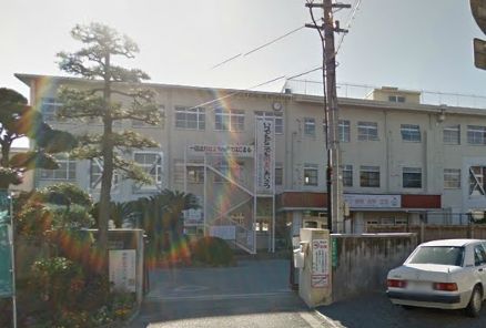 近くの福岡中学校まで196m（徒歩3分）