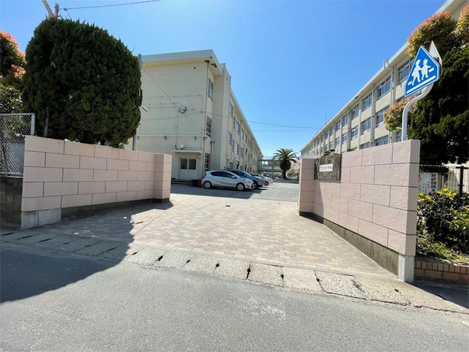 近くの福岡市立宮竹小学校まで767m(徒歩10分)