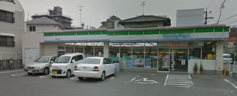 近くのファミリーマートまで121m（徒歩2分）