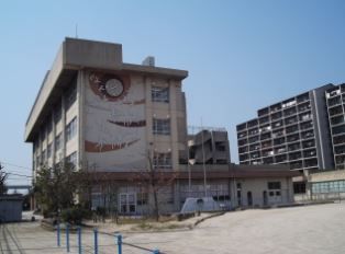 近くの東箱崎小学校まで1,400m（徒歩18分）