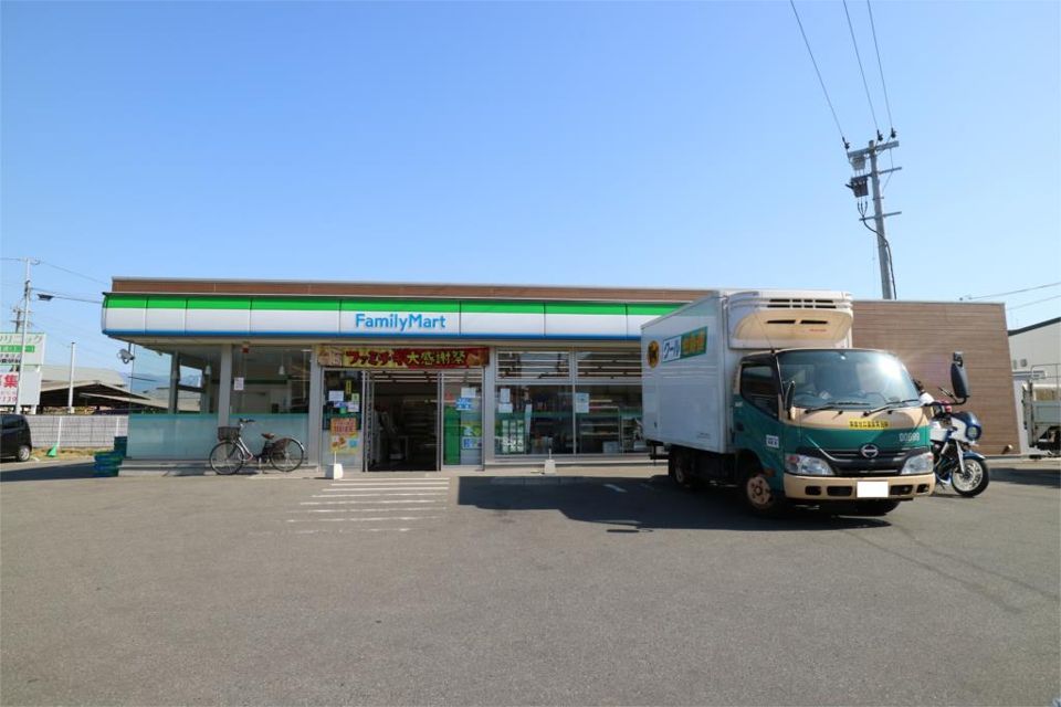 近くのファミリーマート 志免南里一丁目店まで472m(徒歩6分)