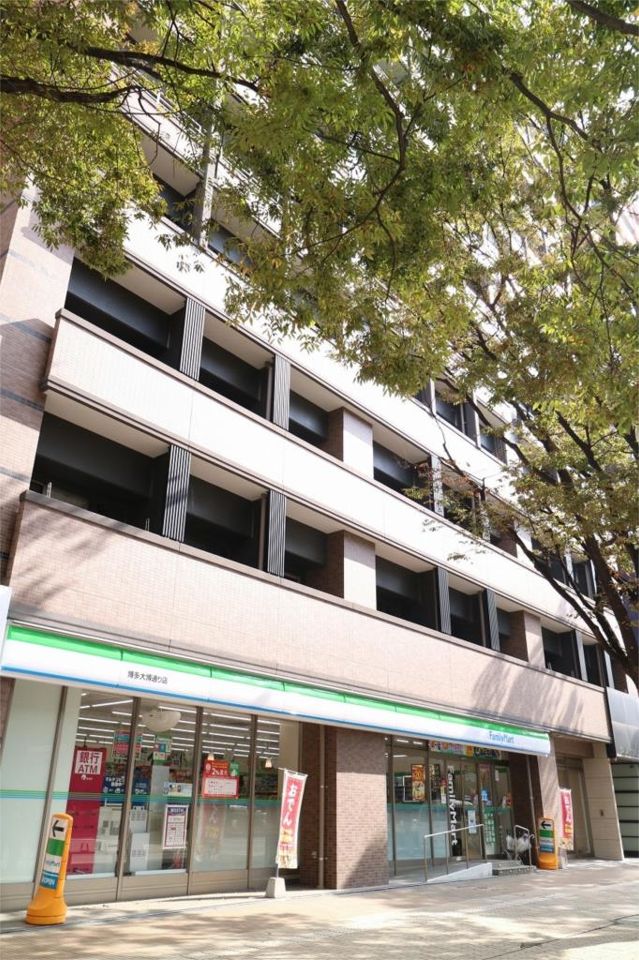 近くのファミリーマート 博多大博通り店まで337m(徒歩5分)