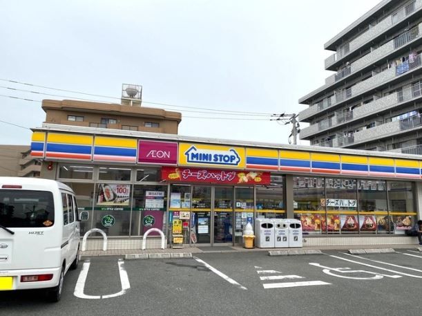 近くのミニストップ 博多諸岡店まで338m（徒歩5分）