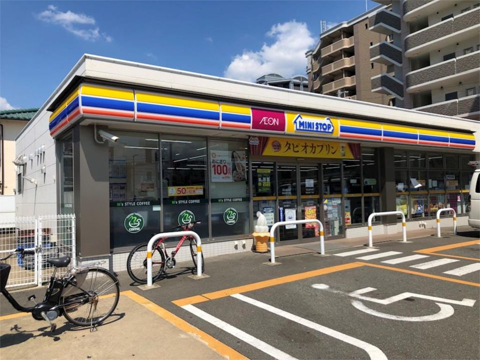 近くのミニストップ 博多吉塚3丁目店まで393m（徒歩5分）