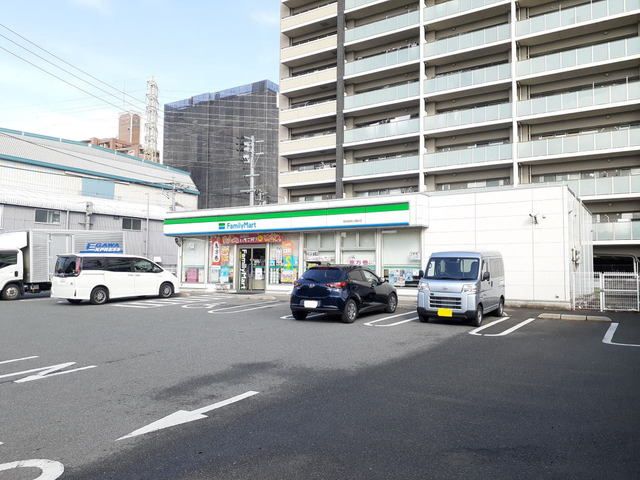 近くのファミリーマート福岡箱崎公園前まで550m（徒歩7分）