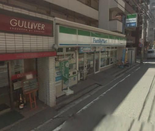 近くのファミリーマートまで114m（徒歩2分）