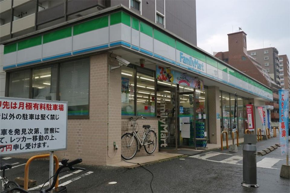 近くのファミリーマート 博多駅南2丁目店まで212m(徒歩3分)