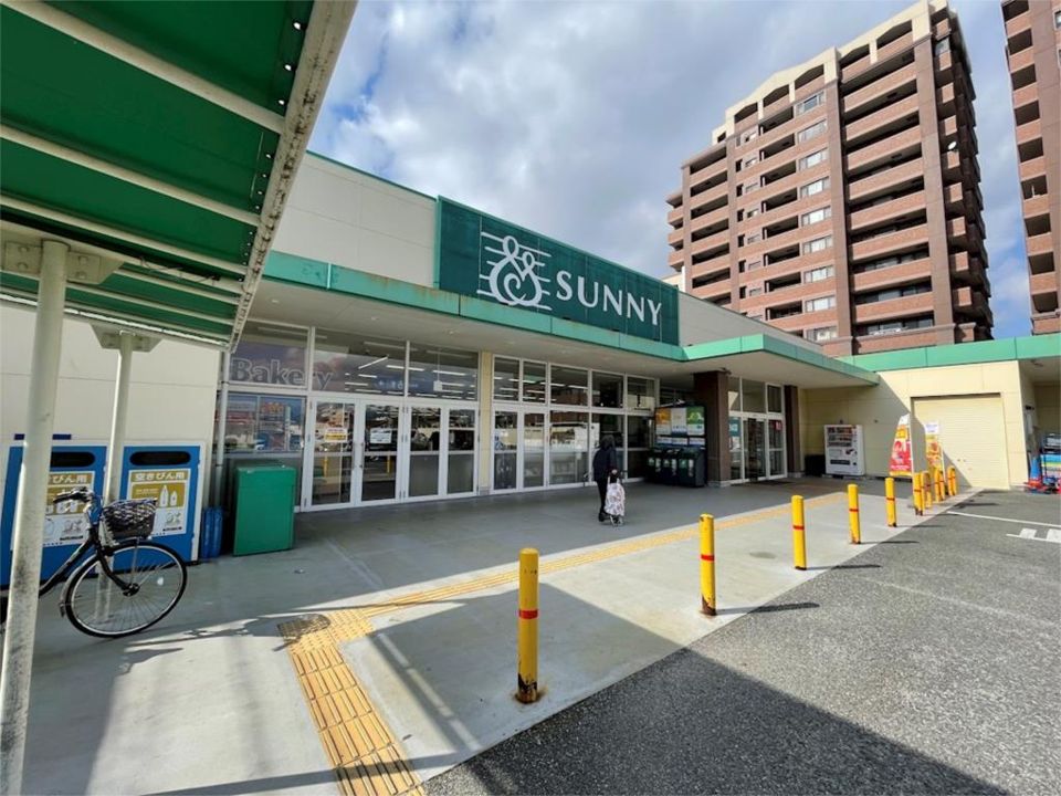 近くのサニー長丘店まで460m（徒歩6分）