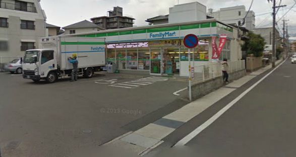 近くのファミリーマート平和店まで477m（徒歩6分）