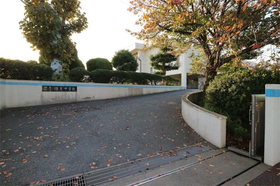 近くの須恵町立須恵中学校まで754m（徒歩10分）