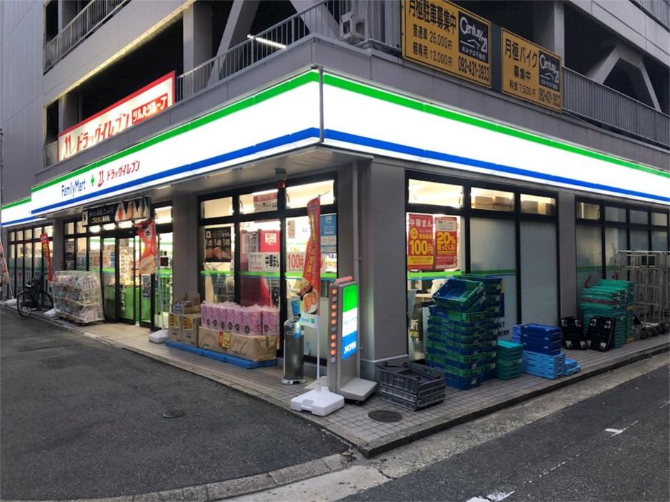 近くのファミリーマート ドラッグイレブン神屋町店まで108m（徒歩2分）