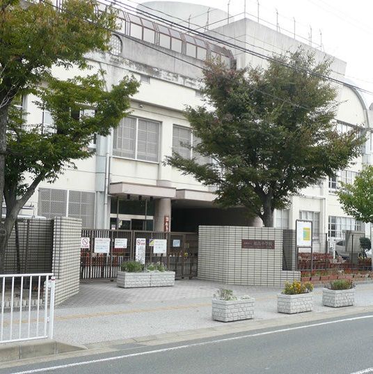 近くの福岡市立松島小学校まで464m（徒歩6分）