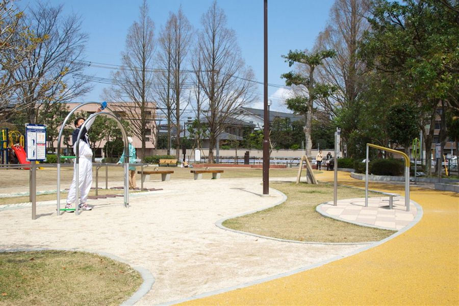 近くの三宅中央公園まで389m（徒歩5分）