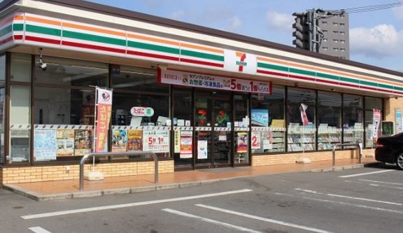 近くのセブンイレブン 博多西春町4丁目店まで156m（徒歩2分）
