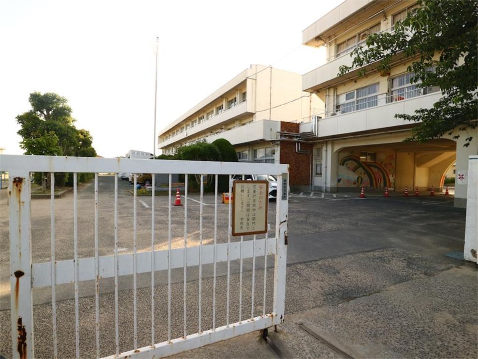 近くの宗像市立日の里西小学校まで1,260m（徒歩16分）