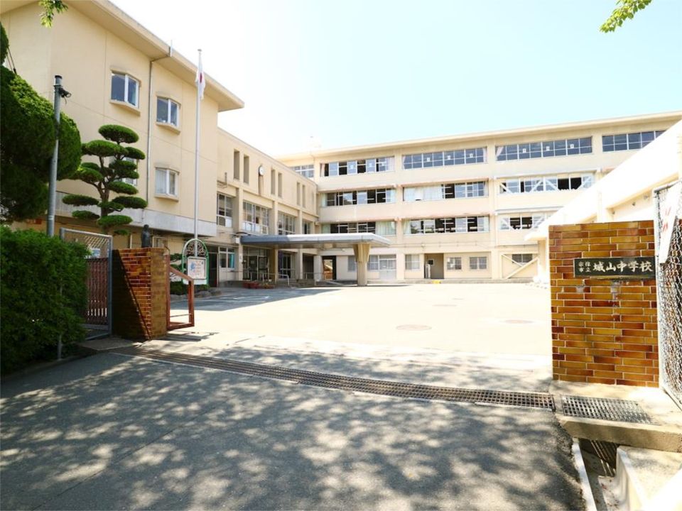 近くの宗像市立城山中学校まで1,700m（徒歩22分）