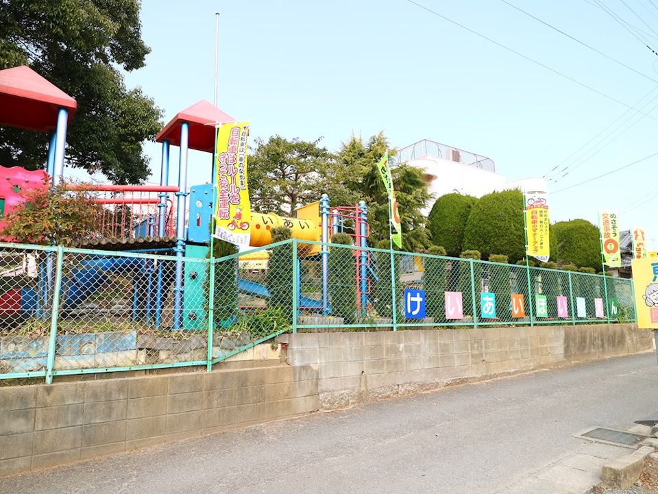 近くの恵愛保育園まで996m（徒歩13分）
