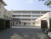 近くの城山中学校まで650m（徒歩9分）
