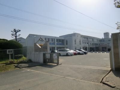 近くの赤間小学校まで1,600m（徒歩20分）