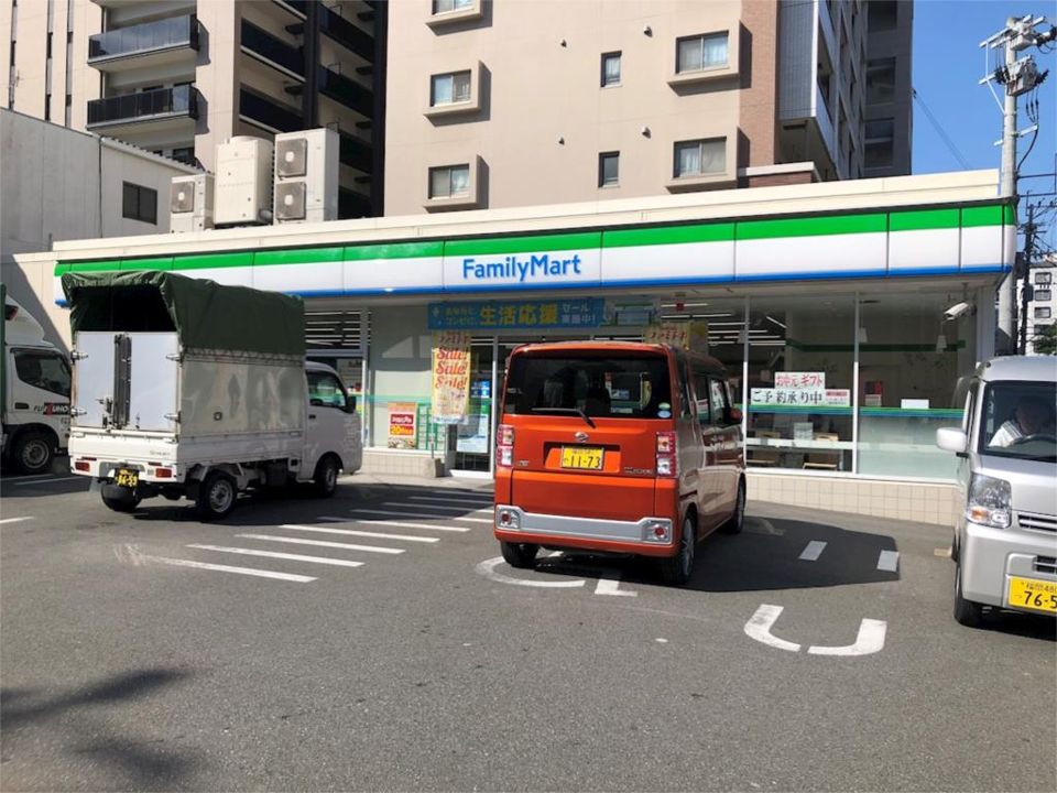 近くのファミリーマート 博多東住吉店まで158m（徒歩2分）