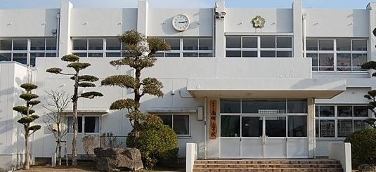 近くの南郷小学校まで1,900m（徒歩24分）