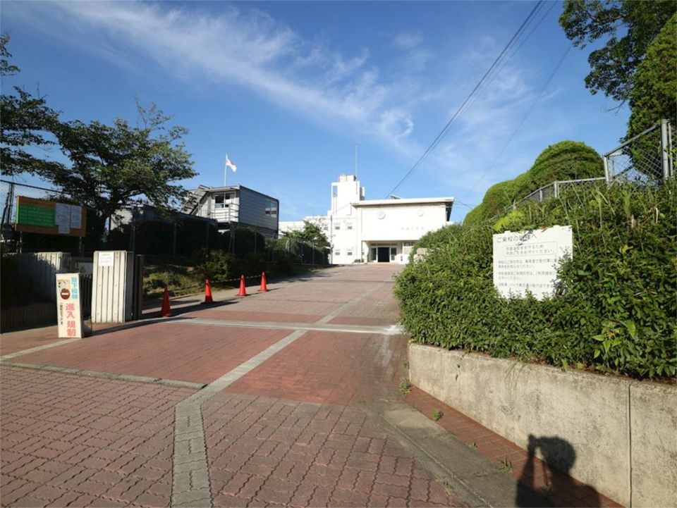 近くの宗像市立河東小学校まで949m（徒歩12分）