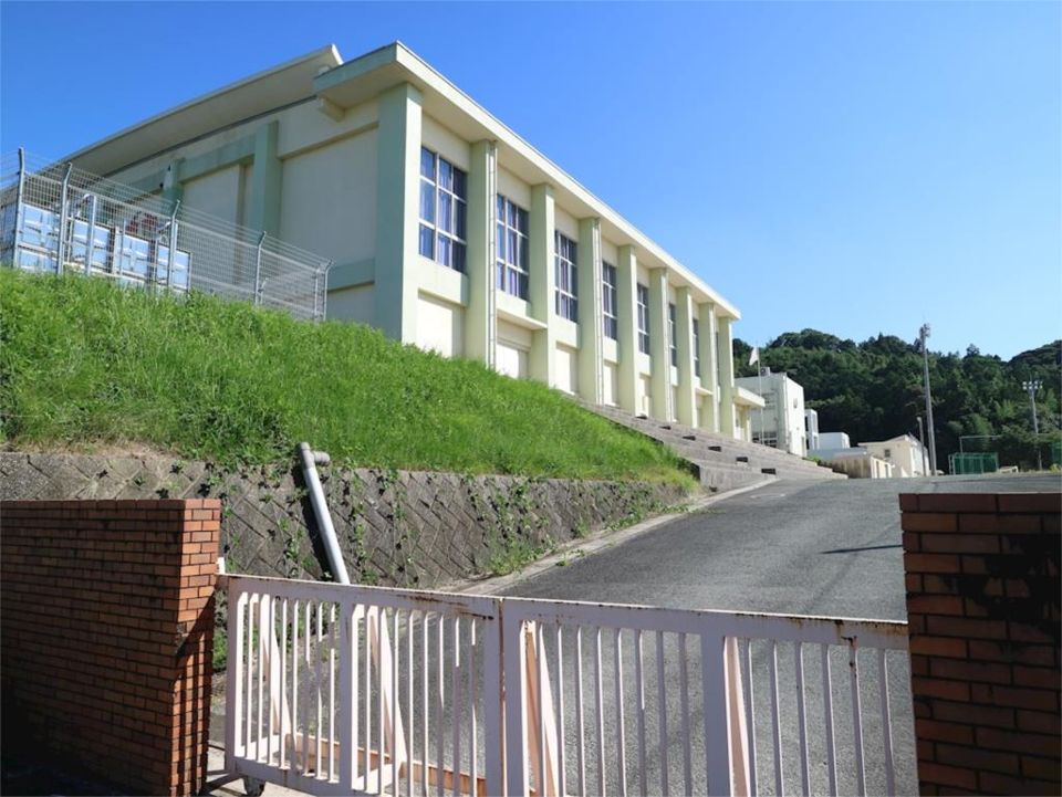 近くの宗像市立自由ケ丘中学校まで885m（徒歩12分）