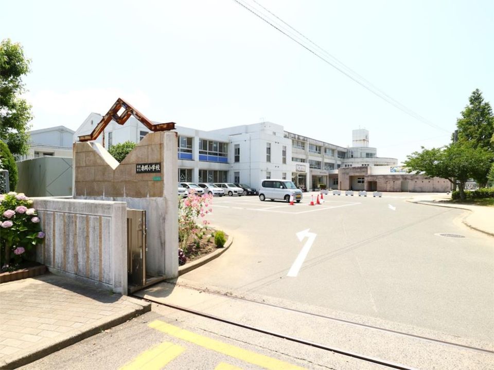 近くの宗像市立赤間小学校まで649m(徒歩9分)