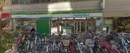 近くのファミリーマートまで146m（徒歩2分）