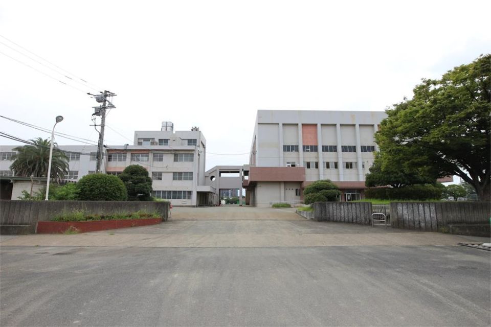 近くの粕屋町立粕屋東中学校まで594m(徒歩8分)