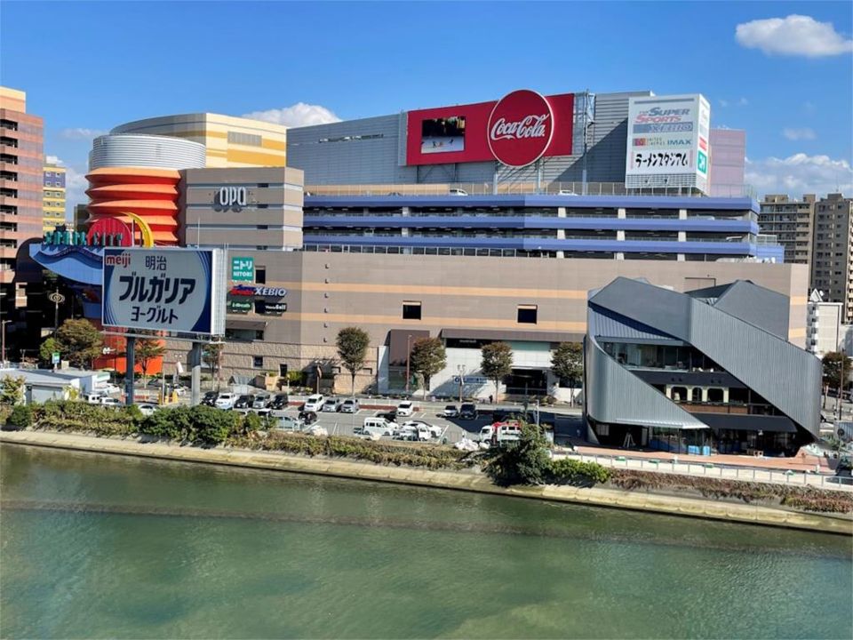 近くのキャナルシティ博多まで767m（徒歩10分）