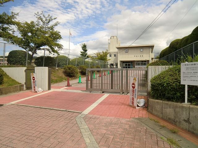 近くの河東小学校まで800m（徒歩10分）