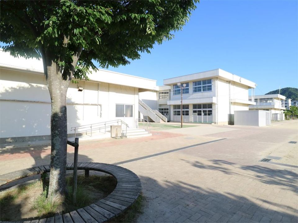 近くの宗像市立日の里東小学校まで620m（徒歩8分）