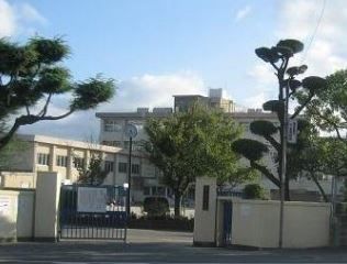 近くの福岡市立筥松小学校まで1,800m（徒歩23分）