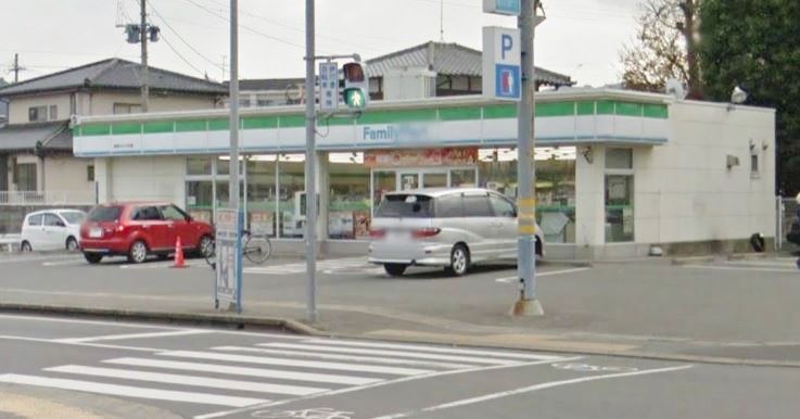 近くのファミリーマートまで295m（徒歩4分）