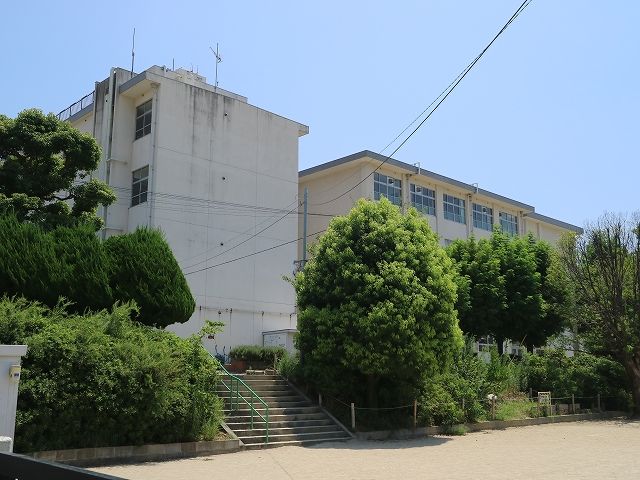 近くの福岡市立小笹小学校まで1,037m(徒歩13分)