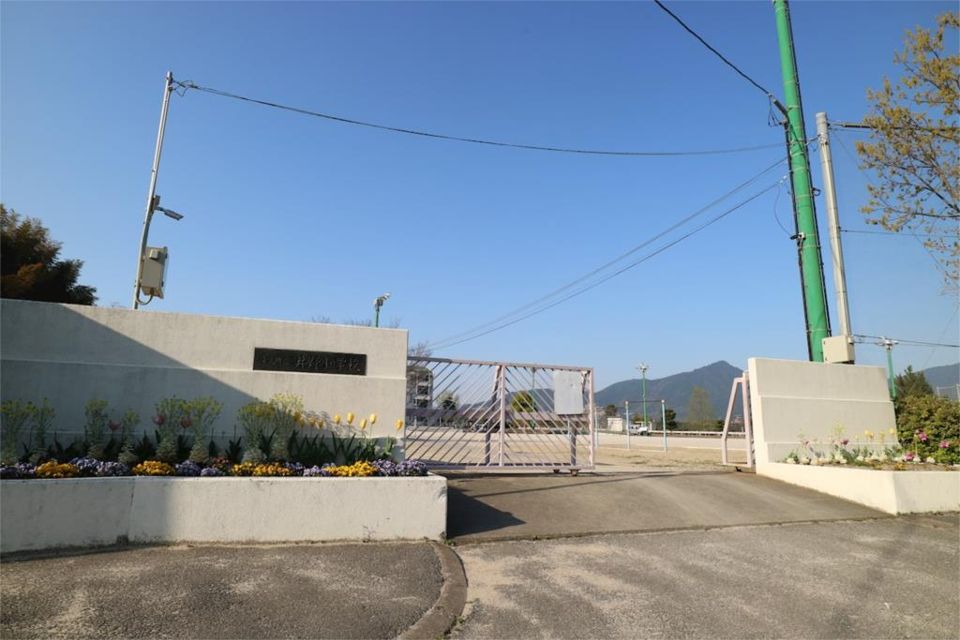 近くの宇美町立井野小学校まで924m（徒歩12分）