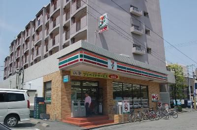 近くのセブンイレブンまで300m（徒歩4分）