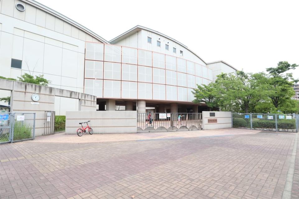 近くの春日市立日の出小学校まで770m(徒歩10分)