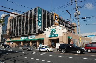 近くのサニー吉塚駅前店まで627m（徒歩8分）