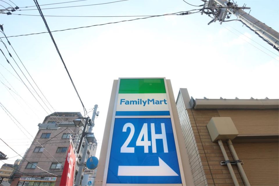 近くのファミリーマート 福岡城南区役所前店まで363m（徒歩5分）